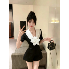 批发实拍实价   花朵装饰V领撞色短袖连体短裤裙