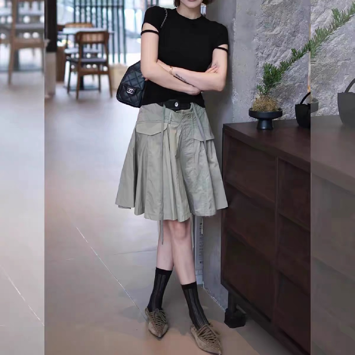 한 부서 전체 집합 ootd 착용 가져 가라. 검정색 반팔 맨위 한 마디 더블 허리 머리 펌프 로프 반신 스커트 여름 투피스 세트