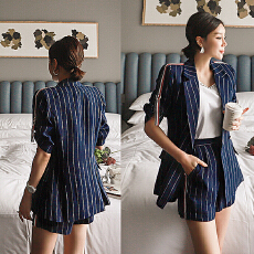 批发韩版气质条纹<b class='q'>西装</b>短裤<b class='q'>套装</b>女夏设计感袖边休闲通勤御姐风两件套