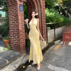 批发实拍2026日绝美黄色<b class='q'>裙子</b>御姐范性感挂脖V领蕾丝包臀吊带连衣裙