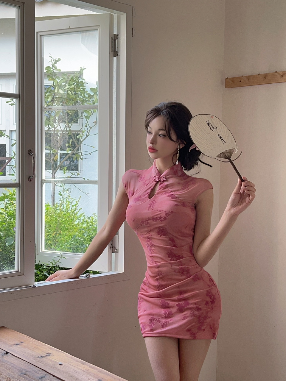 실사 새로운 중식 핑크색 치파오 감기 비싼 가스 센스 꽃무늬 민소매 드레스 소녀 섹시함 허리 수축 타이트 스커트