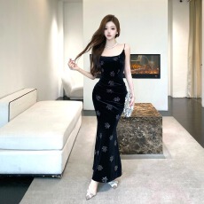 批发实拍迷人背影新中式方领高级感气质修身丝绒带钻吊带晚礼服鱼尾<b class='q'>裙</b>