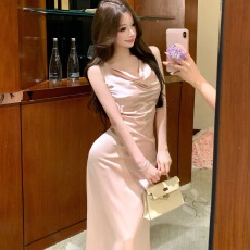 批发实拍法式气质名媛御姐修身<b class='q'>包臀</b>裙高端精致斜肩缎面粉色洋气连衣裙