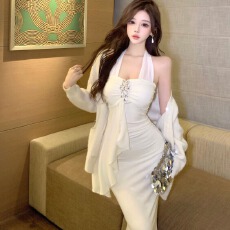 批发实拍高级感气质挂脖吊带<b class='q'>连衣裙</b>女小性感年轻女孩镂空露背洋气<b class='q'>长裙</b>