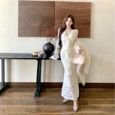 批发实拍2026轻熟风性感蕾丝飘带V领长袖连衣裙<b class='q'>新款</b>收腰显瘦包臀长裙
