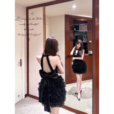 批发实拍千金风挂脖V领生日连衣<b class='q'>裙</b>高级感亮片蓬蓬<b class='q'>裙</b>性感露背圣诞战袍