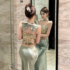 批发实拍纯欲风高级感蝴蝶结碎花吊带背心夏<b class='q'>套装</b>缎面鱼尾半身裙两件套