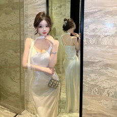 批发实拍高级感名媛风缎面无袖飘带吊带<b class='q'>连衣裙</b>女夏新款温柔度假风长裙