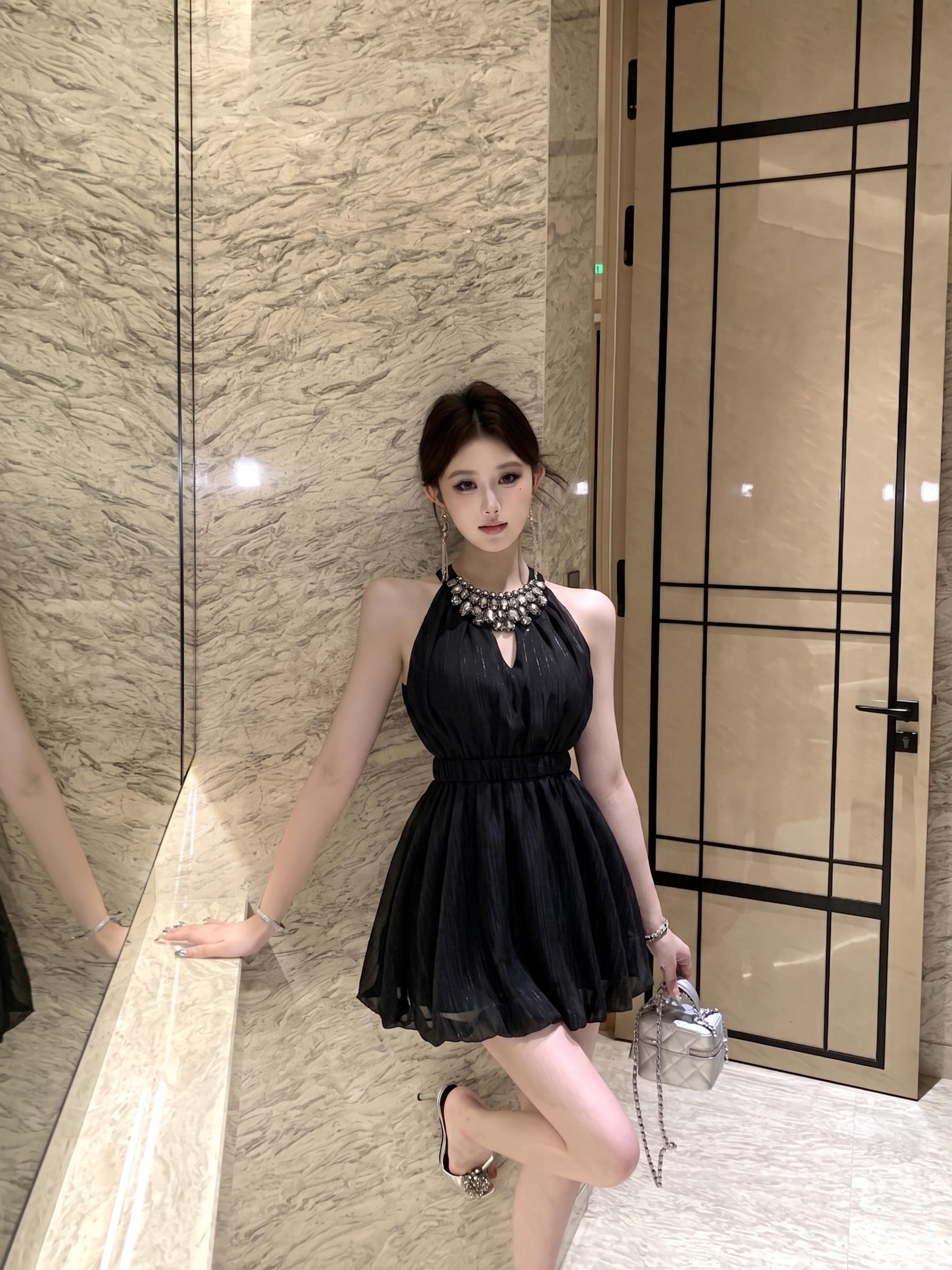 실사 2026 천 골드 무거운 작업 다이아몬드 세팅 민소매 행침 목 여성 드레스 여름 고급 센스 허리 수축 슬림해 보이는 한 마디 미니 스커트