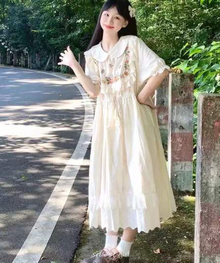 일본식 달콤함 소녀 자수 첫사랑 샤오 바이 치마 허리 수축 레이스업 반팔 프랑스식 베이비 칼라 중간 길이 드레스