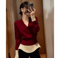 批发圣诞新年红色拼接v领收腰<b class='q'>毛衣</b>女秋冬季修身显瘦高级感打底针织衫