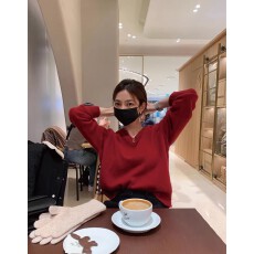批发显白暗红色V领毛衣女秋冬外穿显瘦<b class='q'>宽松</b>软糯本命年内搭针织衫上衣