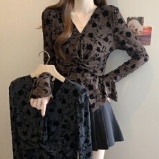 批发设计感复古碎花V领长袖t恤女<b class='q'>春</b>秋大码胖mm显瘦遮肚收腰短款小上衣