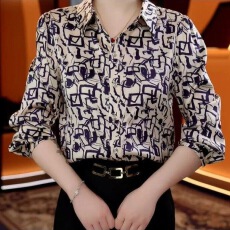批发<b class='q'>时尚</b>翻领印花缎面衬衫女装秋季新款宽松休闲上衣妈妈法式长袖衬衣