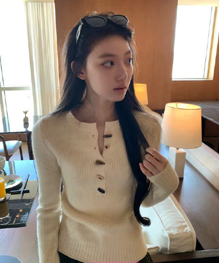 2026 년 새로운 소뿔 버클 V넥 니트 기본 셔츠 여성 봄 가을 겨울 몸매 가꾸기 슬림해 보이는 만나는 단색 맨위