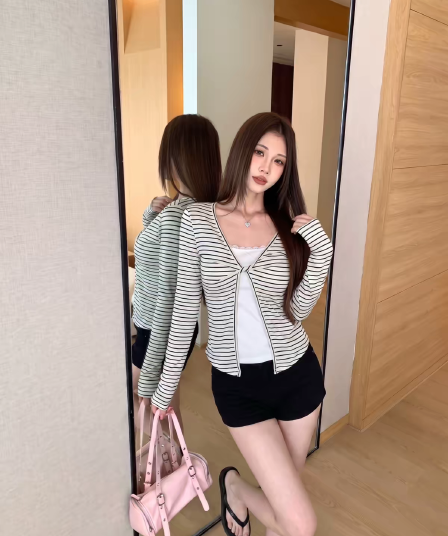 송 긍정적 인 En 흰색 배경 블랙 스트라이프 페이크 레이어드 긴팔 티셔츠 여성 여름 한 부서 몸매 가꾸기 고급 슬림해 보이는 쇼트 스타일 맨위