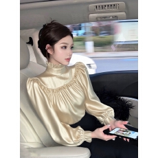 批发2025新款今年爆款冬季高级感轻奢减龄洋气高领荷叶边杏色缎面上衣