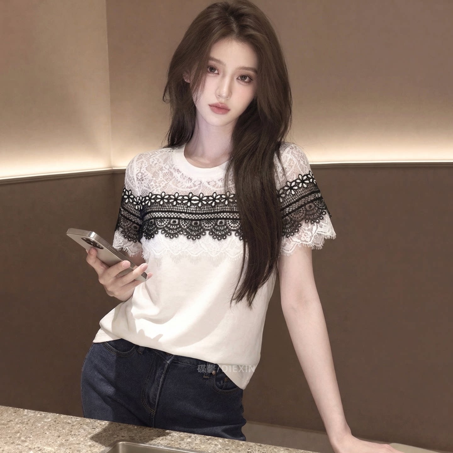 2026 여름 새로운 고급 디자인 센스 레이스 조각 반팔 티셔츠 여성 화이트 다용도 외국 가스 세련된 맨위