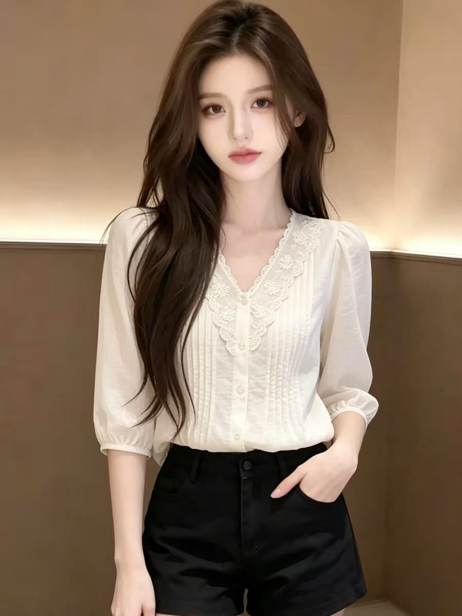 프랑스식 레이스 V넥 반팔 셔츠 여자 2026 새로운 여름 고유 한 아름다운 자이언트 잘 생긴 거품 소매 맨위