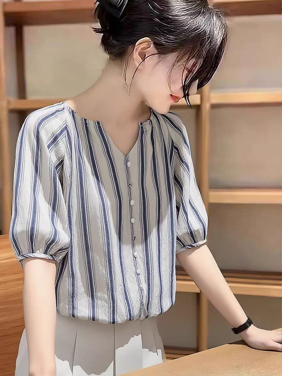 프랑스식 레트로 스트라이프 거품 소매 V넥 여성 셔츠 2026 여름 새로운 패션 다용도 슬림해 보이는 연령 감소 맨위