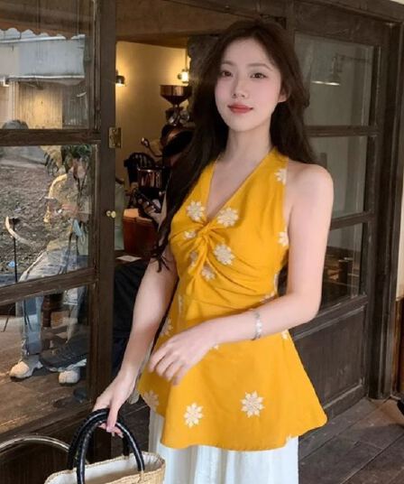 면 린넨 2026 여름 새로운 도파민 휴가 바람 민소매 V넥 자수 비틀림 행침 목 조끼 맨위 여성