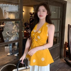 批发<b class='q'>棉麻</b>2026夏季新款多巴胺度假风无袖V领刺绣扭结挂脖背心<b class='q'>上衣</b>女