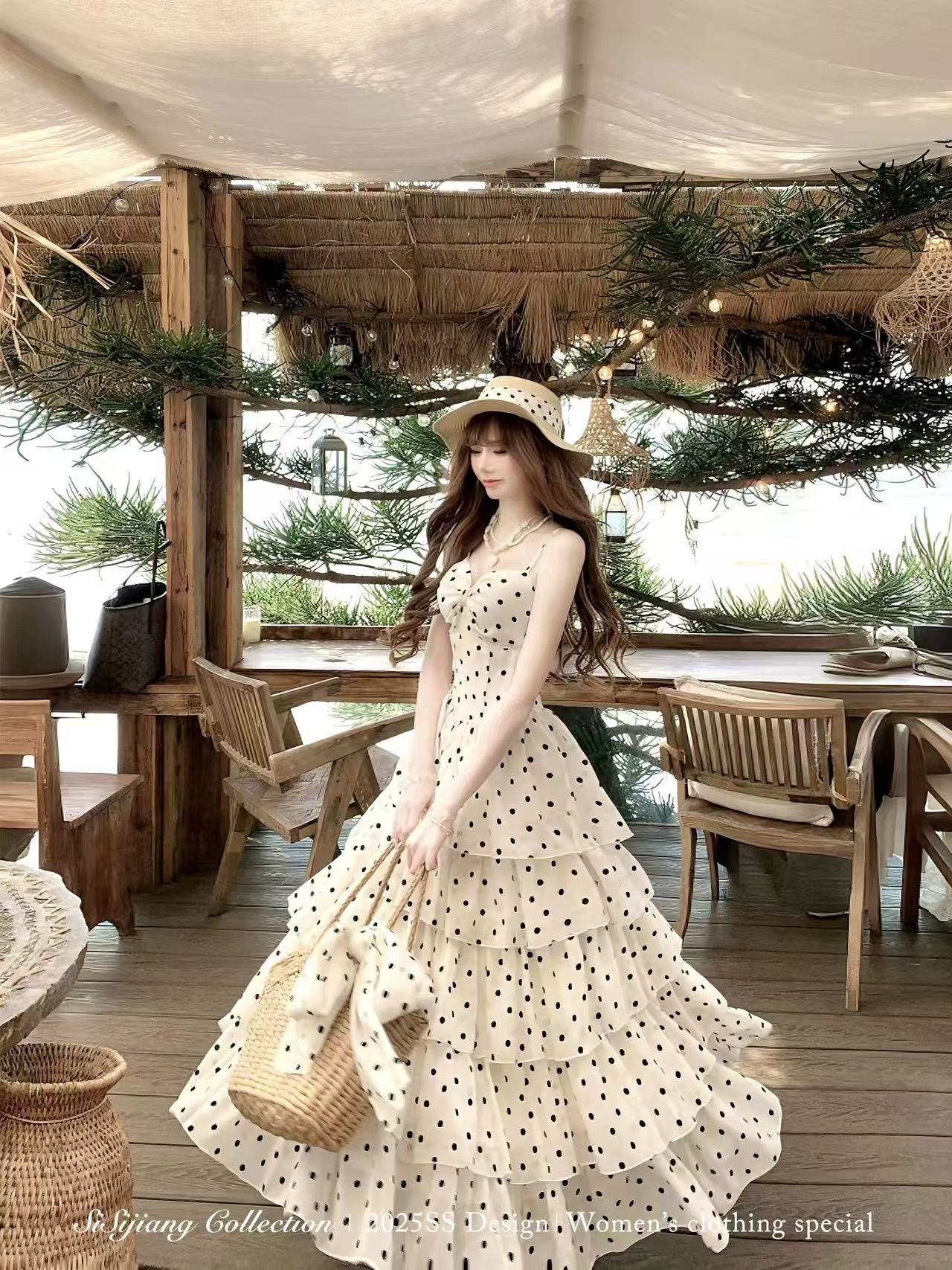 SISI JIANG&ldquo;罗马假日&rdquo;法式度假温柔波点收腰显瘦时尚吊带连衣裙