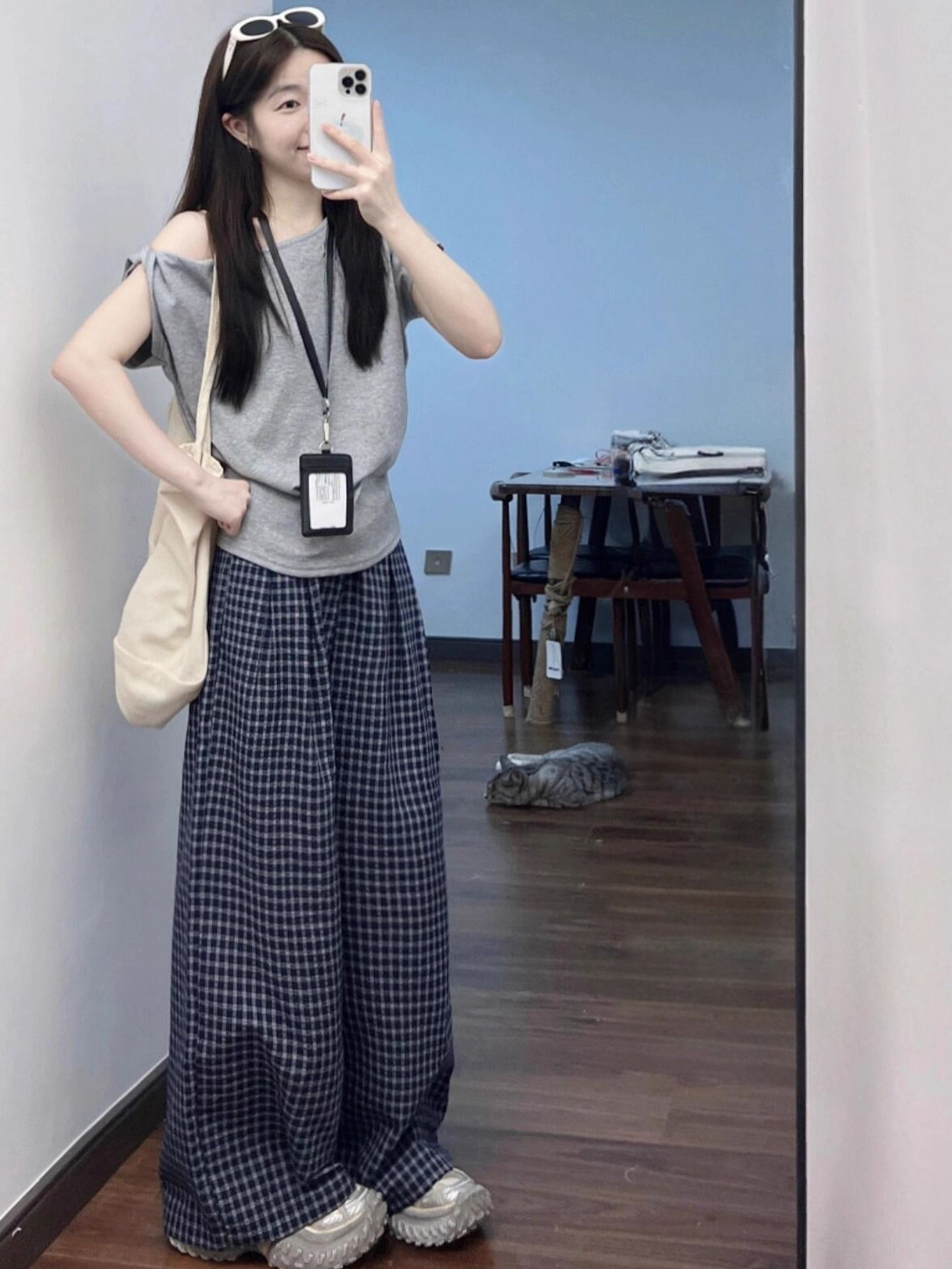 느긋한 출퇴근 캐주얼 스포츠 슈트 여성 여름 이슬 비스듬한 어깨 반팔 티셔츠 루즈핏 체크무늬 와이드 레그 팬츠 투피스 세트