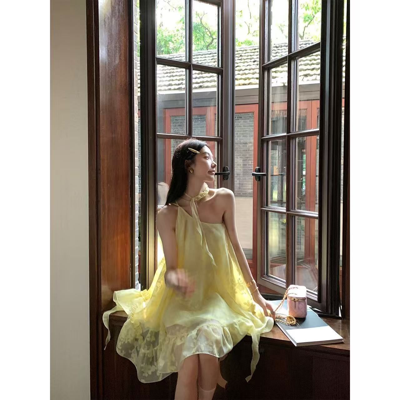 프랑스식 황색 불규칙 행침 목 비스듬한 어깨 여성 드레스 여름 품격 루즈핏 슬림해 보이는 짧은 치마