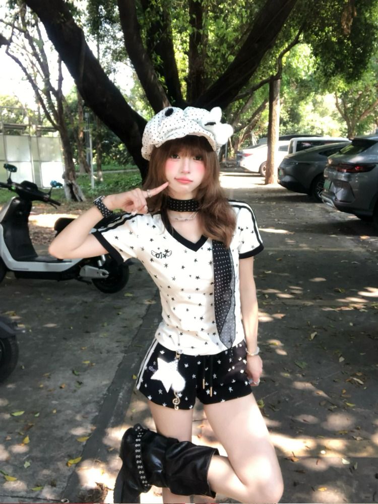 매춘부 여름 ootd 착용 가져 가라. 세트 슬림해 보이는 V넥 별 쇼트 스타일 티셔츠 캐주얼 검정색 반바지 트렌디 투피스 세트