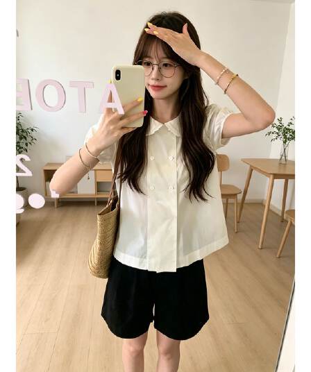 화이트 베이비 칼라 이중 버튼 반팔 셔츠 여자 여름 새로운 디자인 센스 거품 소매 쇼트 스타일 셔츠 맨위