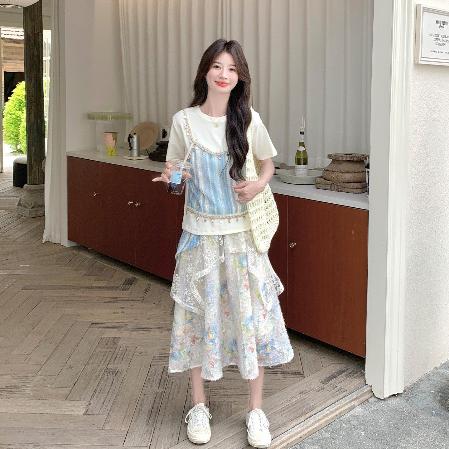 파란색 작은 청신 페이크 레이어드 반팔 티셔츠 세트 드레스 여성 2026 여름 연령 감소 꽃무늬 반신 스커트 투피스 세트