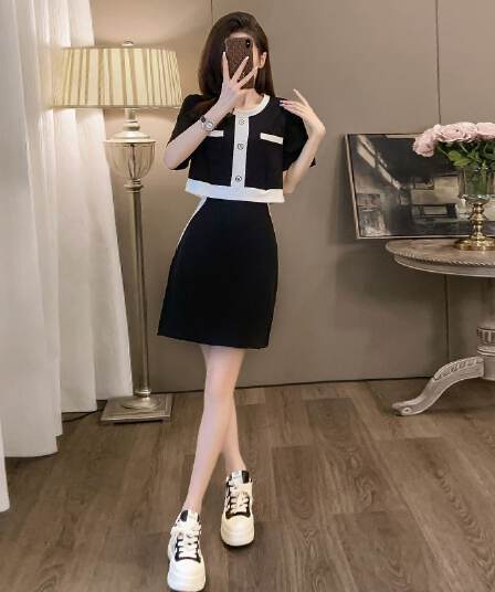 작은 샤넬 스타일 패션 세트 여성 여름 새로운 슬림해 보이는 고급 고유 한 반팔 맨위 미니 스커트 투피스 세트
