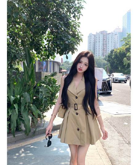 카키 색 폴로 칼라 민소매 셔츠 드레스 여성 의류 봄 디자인 센스 주름 A라인 스커트 몸매 가꾸기 바람막이 미니 스커트