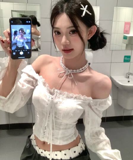 프랑스식 화이트 레이스 측면 길이 소매 오프숄더 셔츠 맨위 여성 2026 새로운 디자인 센스 작은 대중 쇼트 스타일 셔츠