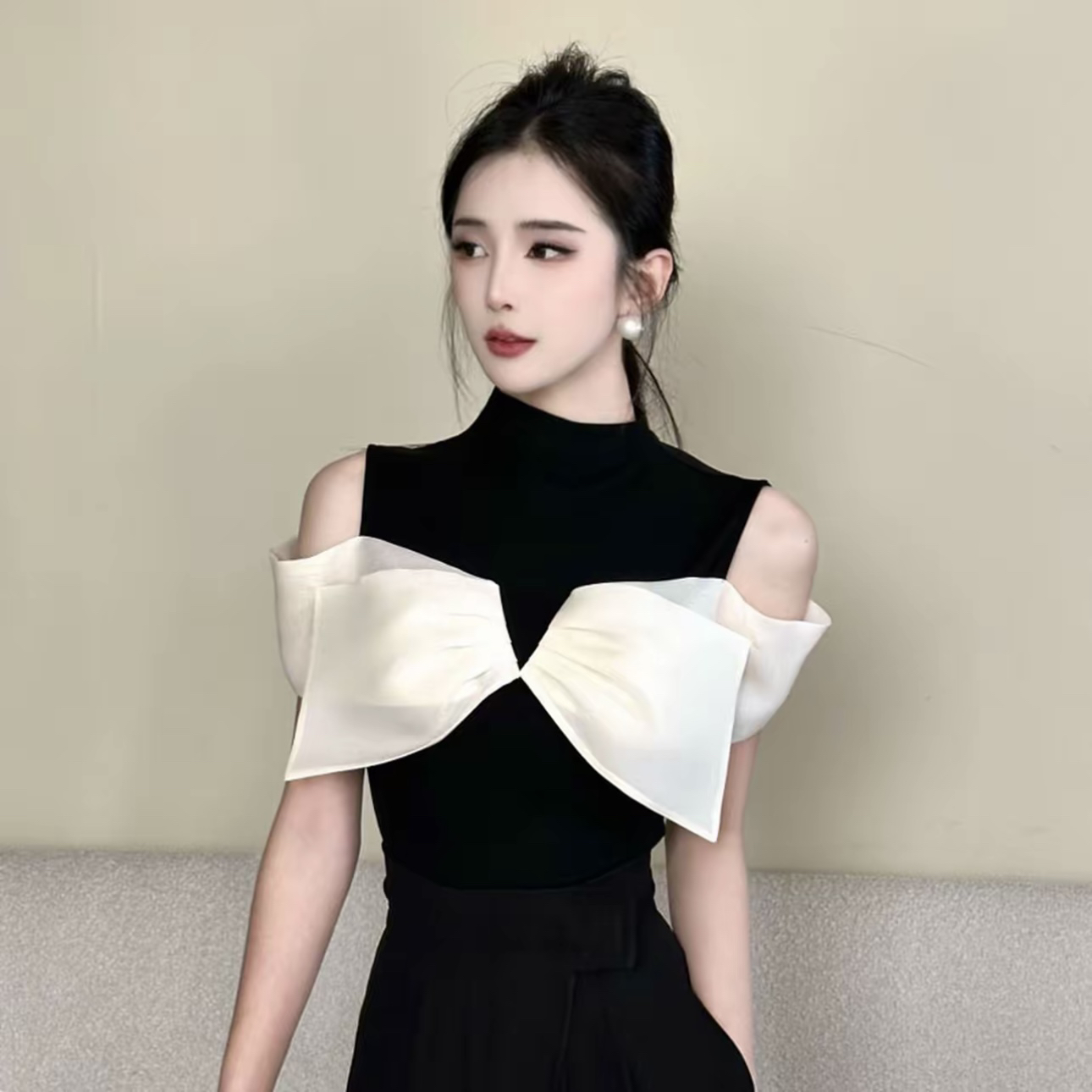 흑인과 백인 나비 머리말 라이 경기 서울 주간 실크 패치워크 색상 오프숄더 티셔츠 여성 2026 새로운 기본 셔츠 맨위