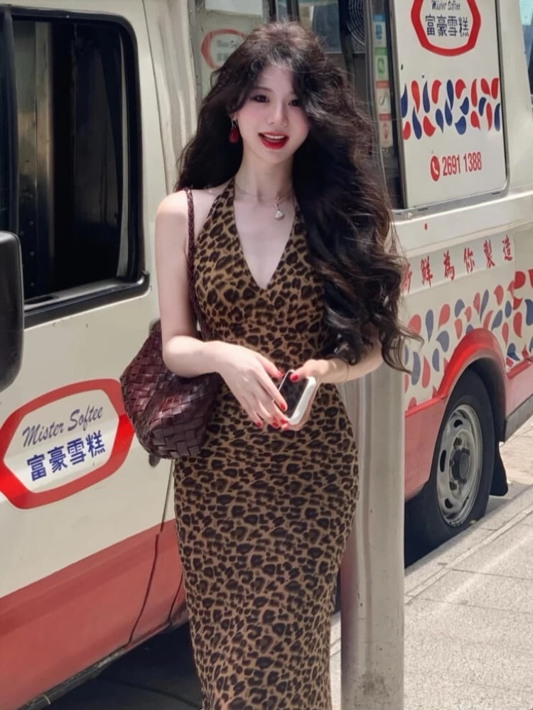 프랑스식 서리가 내린 부서 커피 색상 V넥 레오파드 무늬 행침 목 여성 드레스 여름 해변가 휴가 고급 센스 자이언트 잘 생긴 치마