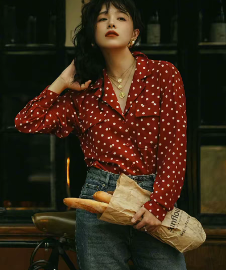 와인 레드 도트 무늬 여성 셔츠 디자인 센스 작은 대중 빛 요리 한 프랑스식 질감 맨위 레트로 홍콩 느낌 긴팔 셔츠
