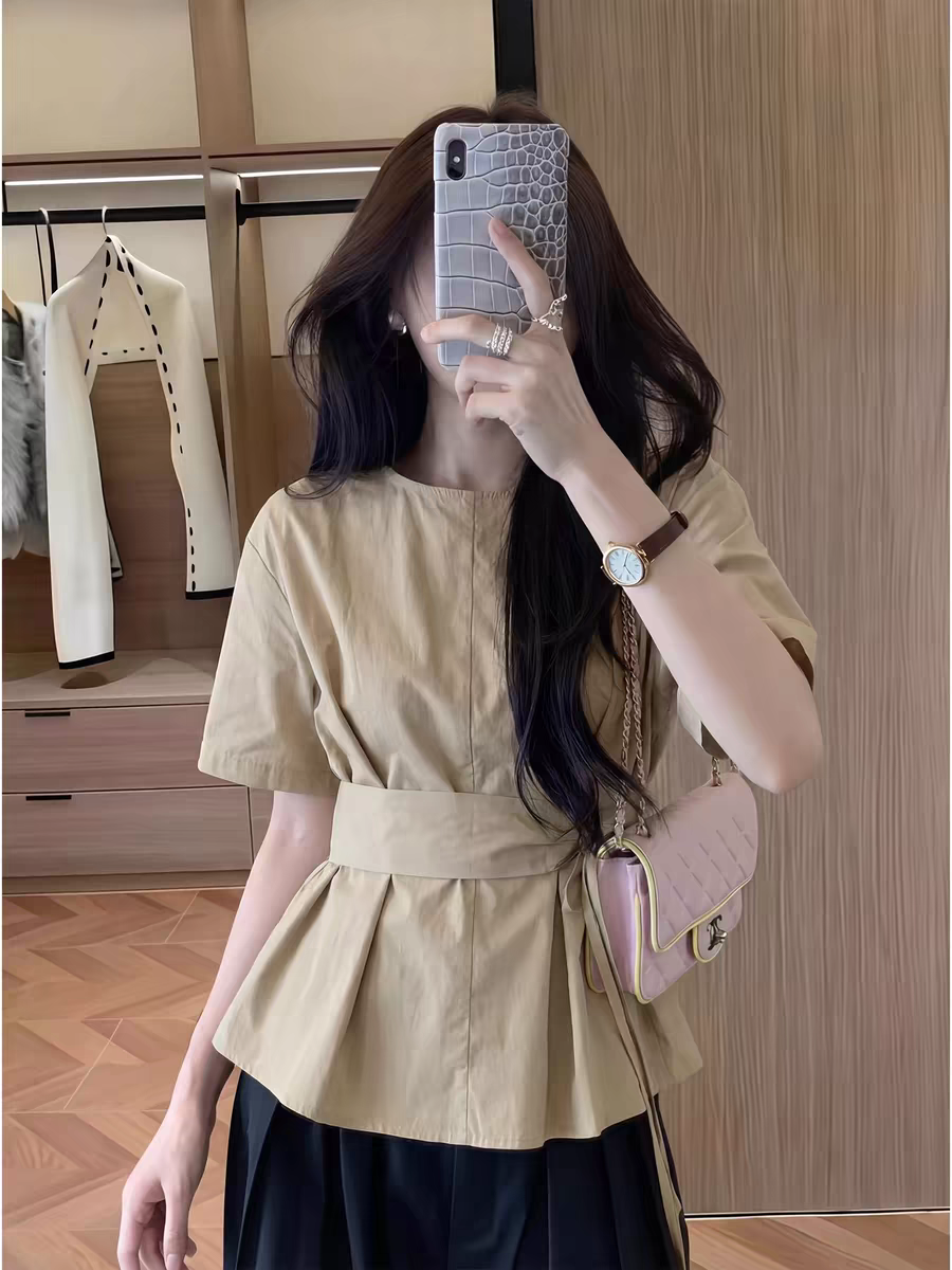 카키 색 허리 수축 레이스업 반팔 여성 셔츠 2026 여름 새로운 디자인 센스 품격 슬림해 보이는 라운드 넥 맨위