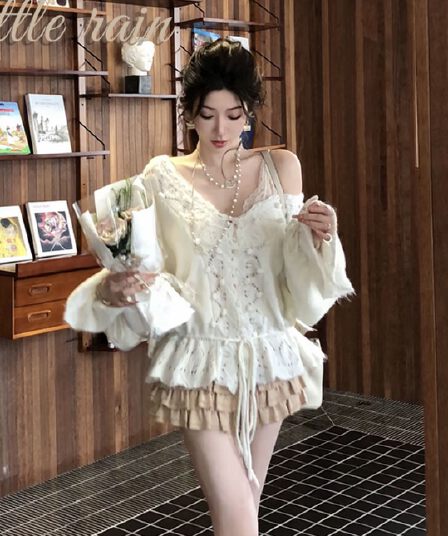 프랑스식 부드러운 V넥 홀로우 아웃 나팔 소매 스웨터 여자 2026 가을 새로운 느긋한 루즈핏 니트 오픈 가디건 맨위