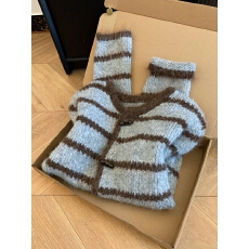 批发miu系穿搭~慵懒风复古<b class='q'>条纹</b>牛角扣毛衣外套女高级感宽松百搭针织衫