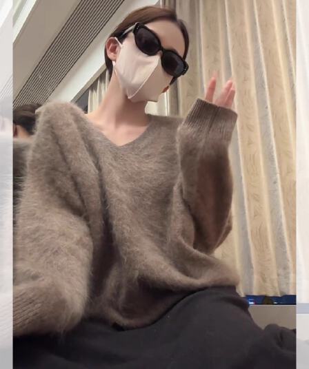 고급 센스 커피 색상 V넥 풀오버 스웨터 여자 가을 겨울 루즈핏 느긋한 바람 외출용 부드러운 찹쌀 니트 맨위
