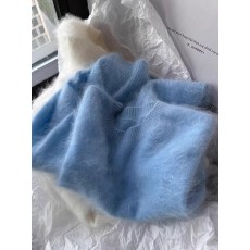 批发欧货漂亮天蓝色山羊绒拉绒<b class='q'>毛衣</b>女2025冬季新款舒适软糯套头针织衫