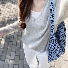 批发2026新款高级感灰色v领针织毛衣女早<b class='q'>秋</b>季慵懒风薄款宽松罩衫上衣