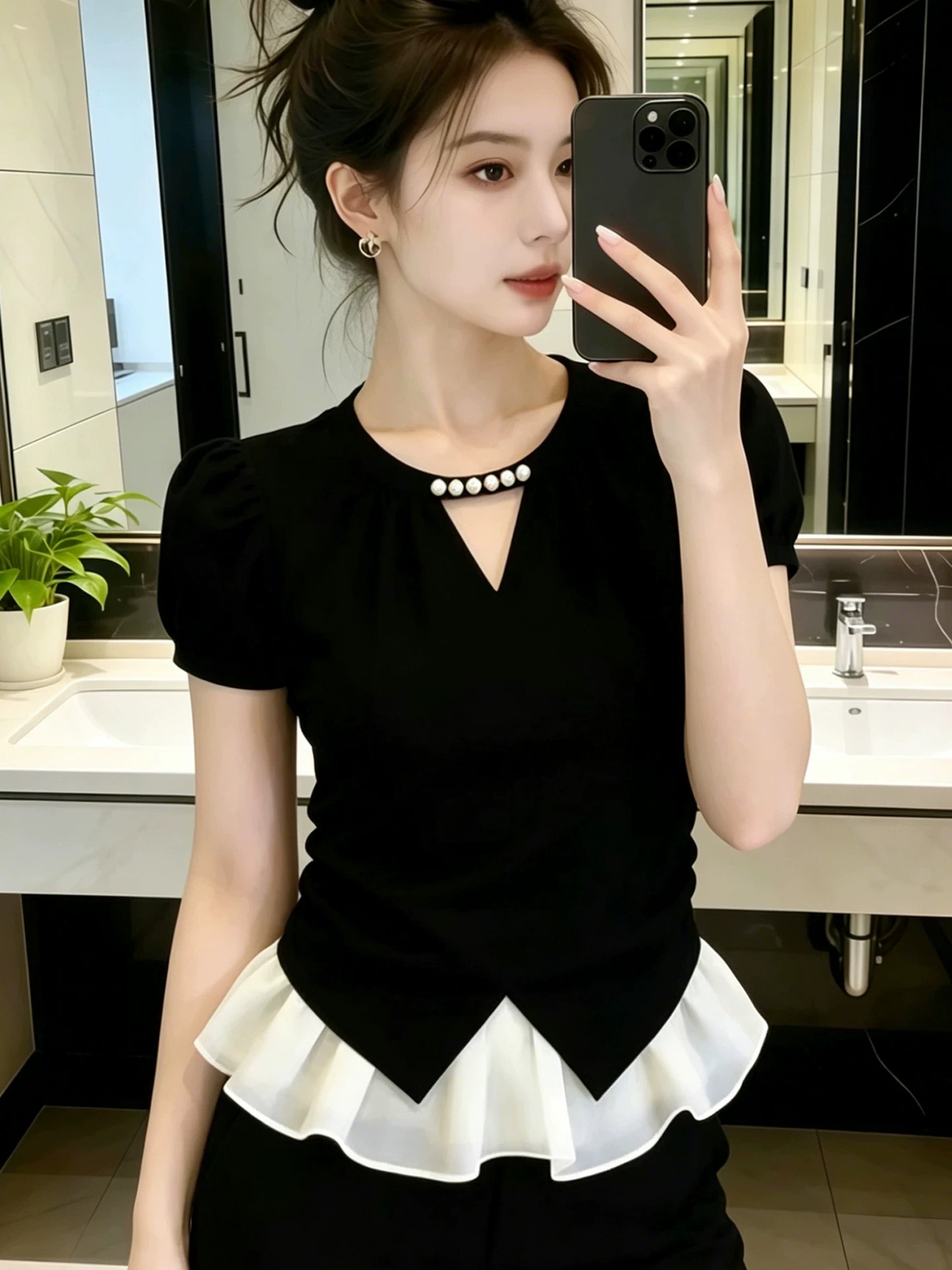 슈퍼 잘 생긴 홀로우 아웃 V넥 반팔 티셔츠 여성 2026 새로운 폭발 여름 디자인 센스 작은 대중 몸매 가꾸기 슬림해 보이는 맨위