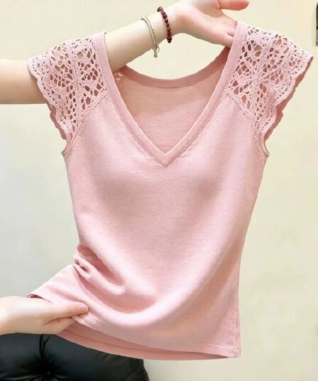 한 부서 달콤한 핫걸 V넥 홀로우 아웃 레이스 작은 날다 소매 티셔츠 여성 2026 여름 새로운 핑크색 몸매 가꾸기 연령 감소 맨위