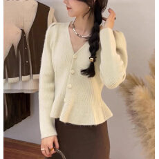 批发红色漂亮短款毛衣开衫<b class='q'>外套</b>女秋冬2026新款爆款小个子宽松<b class='q'>针织</b>上衣
