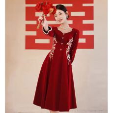 批发敬酒服新娘2025新款酒红色订婚礼服连衣裙高级感丝绒显瘦小个子女