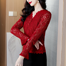 批发红色v领镂空蕾丝衫女秋冬季<b class='q'>新款</b>时尚减龄喇叭袖打底衫