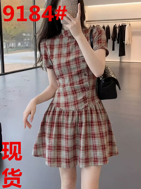프랑스식 레트로 스타일 체크무늬 드레스 2026 봄 새로운 출퇴근 바람 허리 수축 슬림해 보이는 품격 여신 팬 미니 스커트